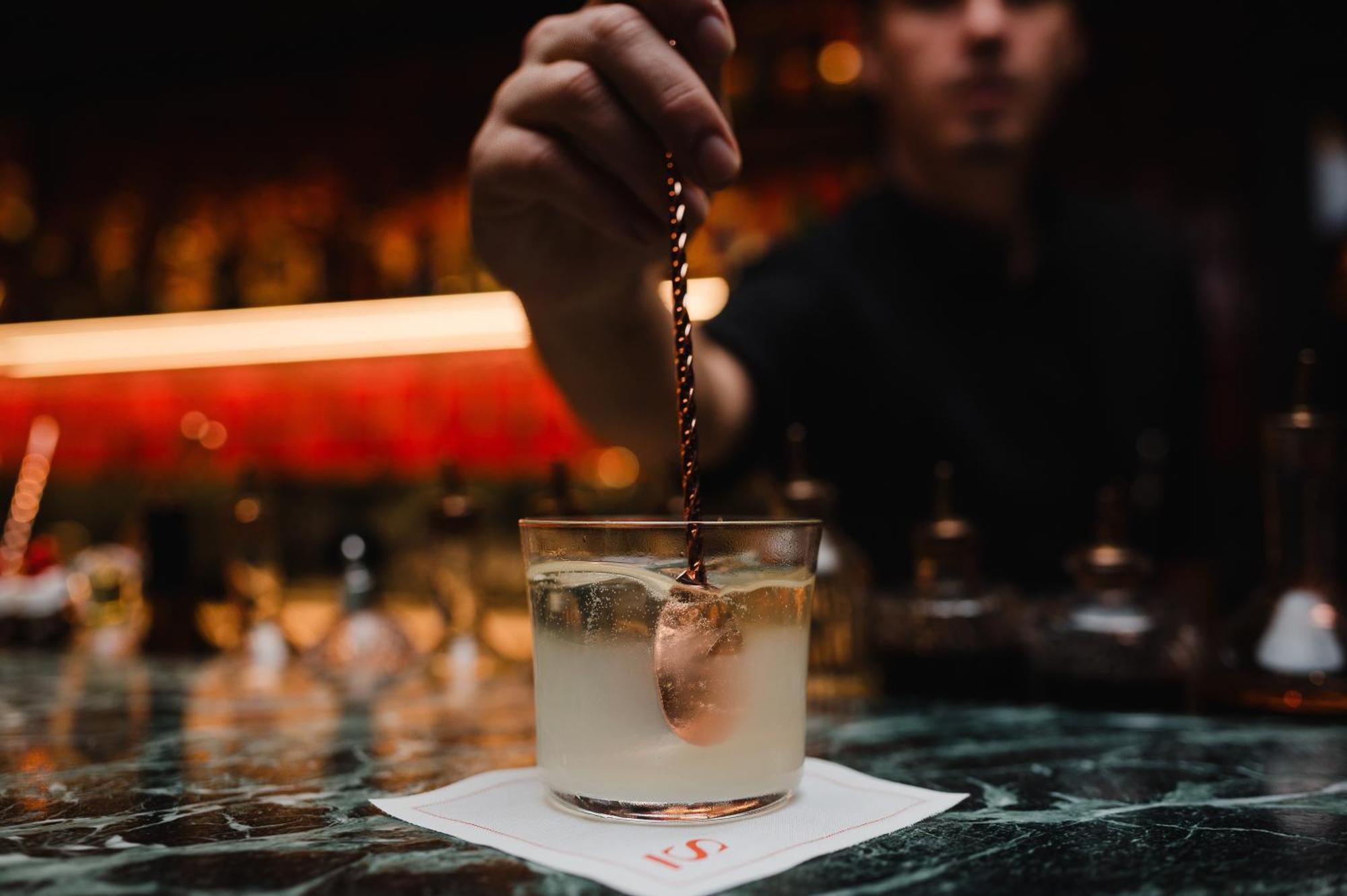 Sly Berlin Hotell Exteriör bild A bartender adding a garnish to a cocktail
