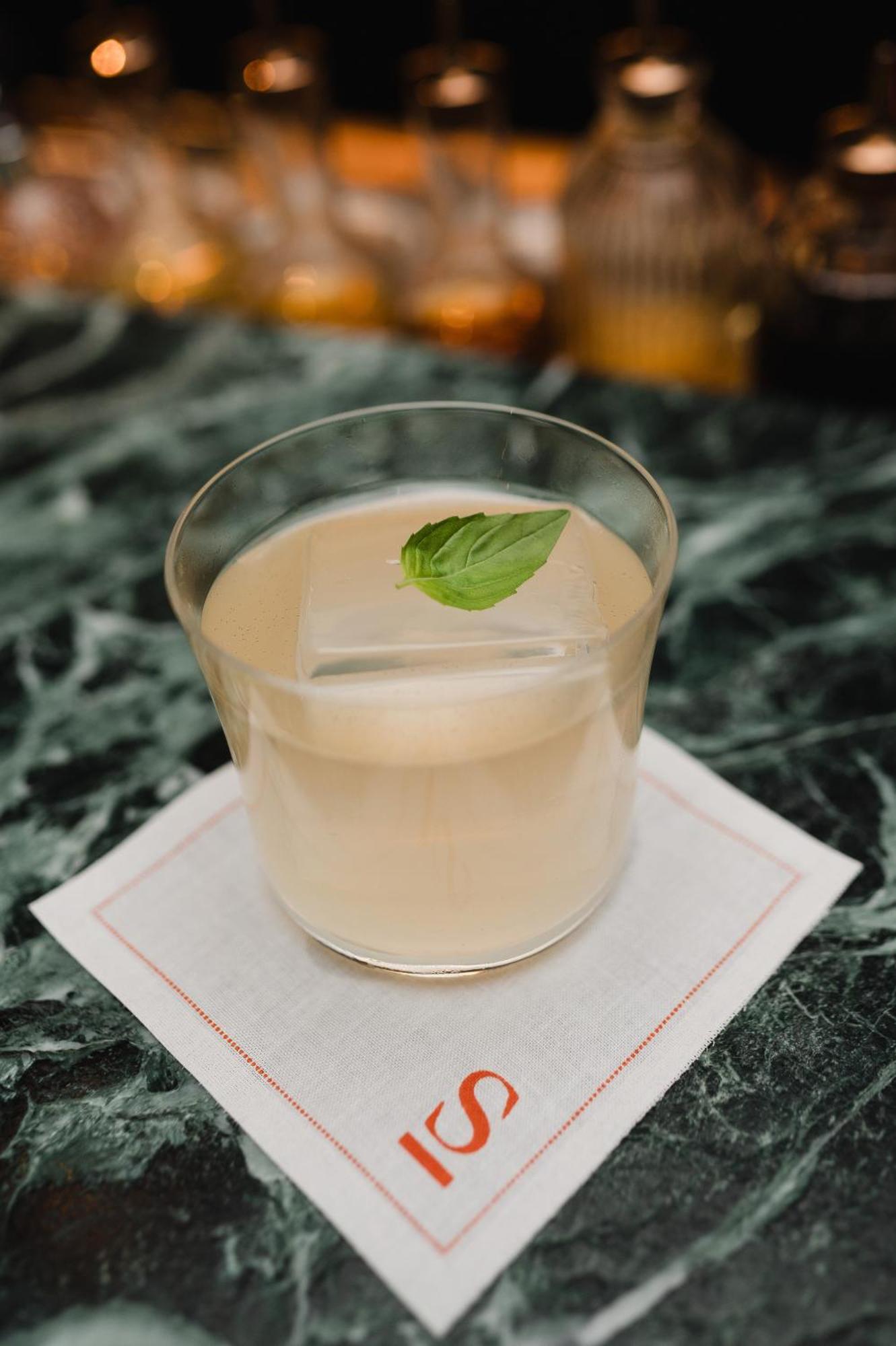 Sly Berlin Hotell Exteriör bild A Clover Club cocktail
