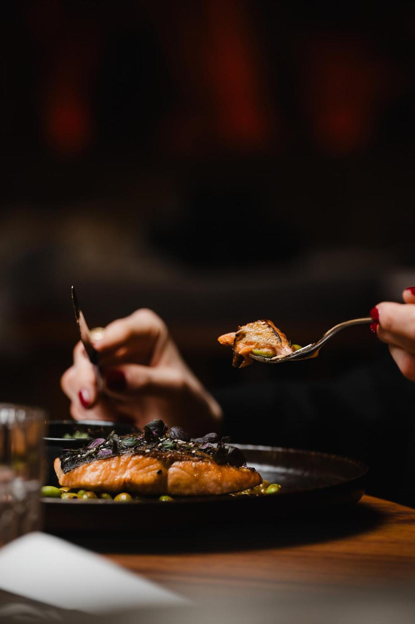 Sly Berlin Hotell Exteriör bild A woman eating with a knife and fork