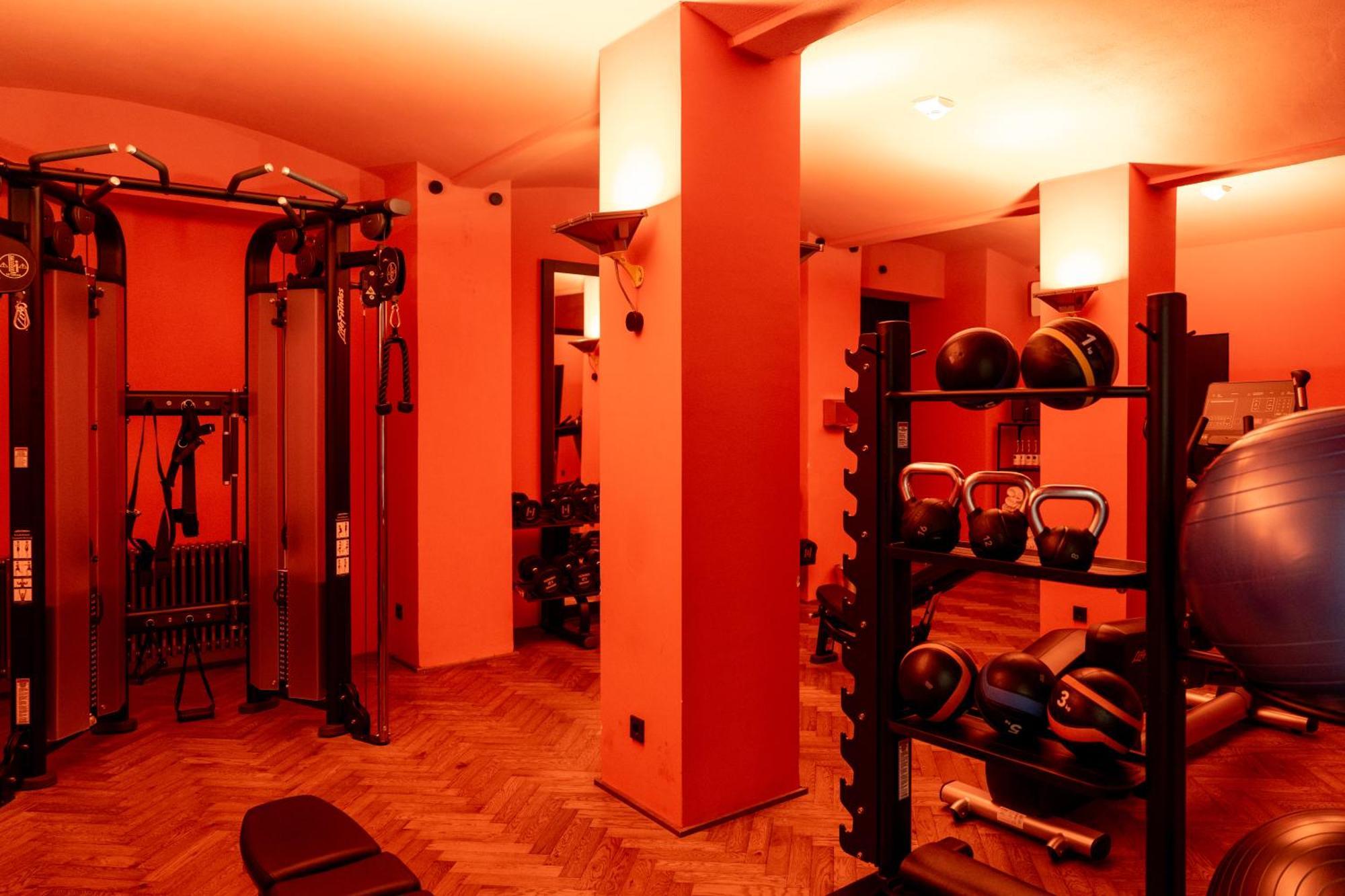 Sly Berlin Hotell Exteriör bild A typical Virgin Active gym
