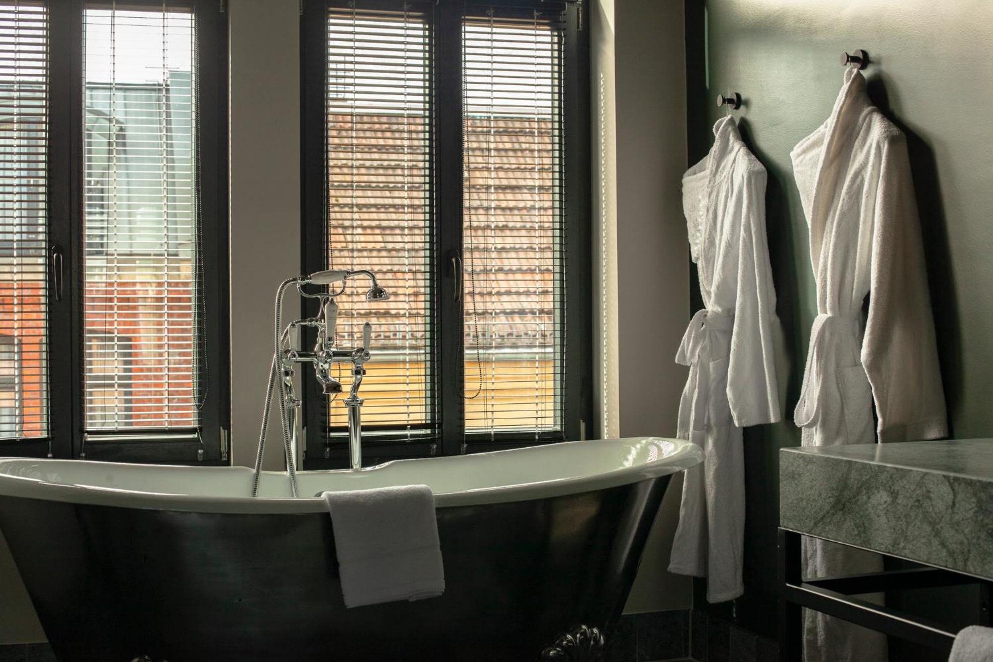 Sly Berlin Hotell Exteriör bild Bathroom